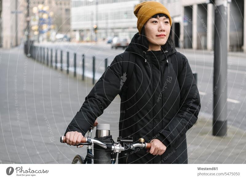 Frau mit Fahrrad in der Stadt, Frankfurt, Deutschland Transport Transportwesen Raeder Räder Bike Bikes Fahrräder Rad gehend geht verreisen zufrieden erforschen