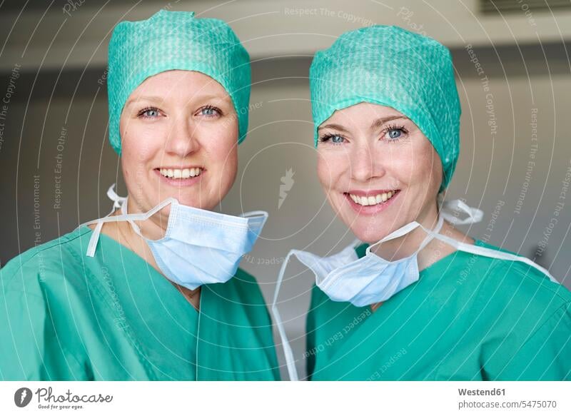 Porträt von zwei lächelnden Frauen in Kitteln Gesundheit Medizin medizinisch Gesundheitswesen Kollegin Kolleginnen Sachverstand Sachkenntnis Kompetenz Know-How