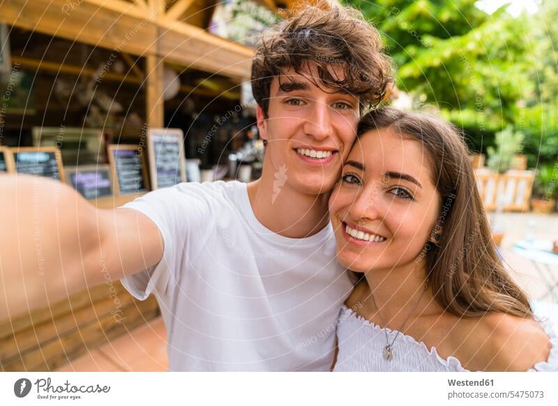 Junges Paar macht ein Selfie in einem Cafe Leute Menschen People Person Personen erwachsen jung Millennial 20 - 30 Jahre 20 bis 30 20 bis 30 Jahre 20-30 Twen
