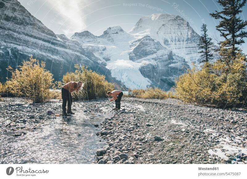 Kanada, Britisch-Kolumbien, Mount Robson Provincial Park, zwei Männer waschen sich in einem Bach Mann männlich Bäche Baeche Freunde Erwachsener erwachsen Mensch