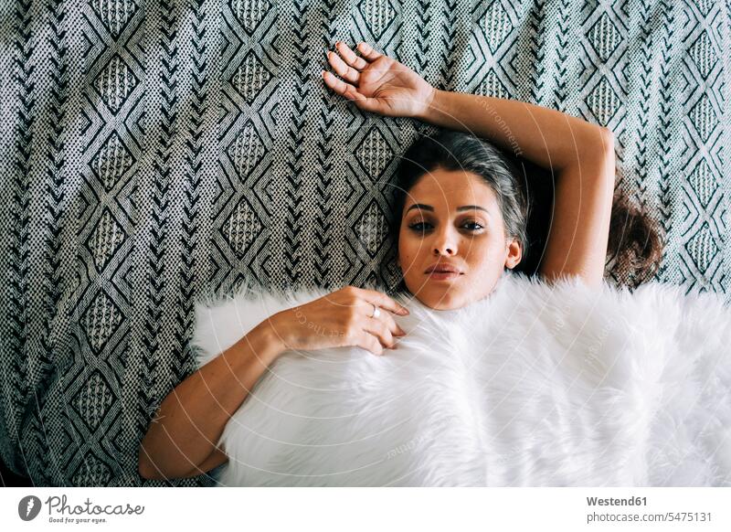 Nahaufnahme einer jungen Frau mit Felldecke, die zu Hause auf dem Bett liegt Farbaufnahme Farbe Farbfoto Farbphoto Portugal Freizeitbeschäftigung Muße Zeit