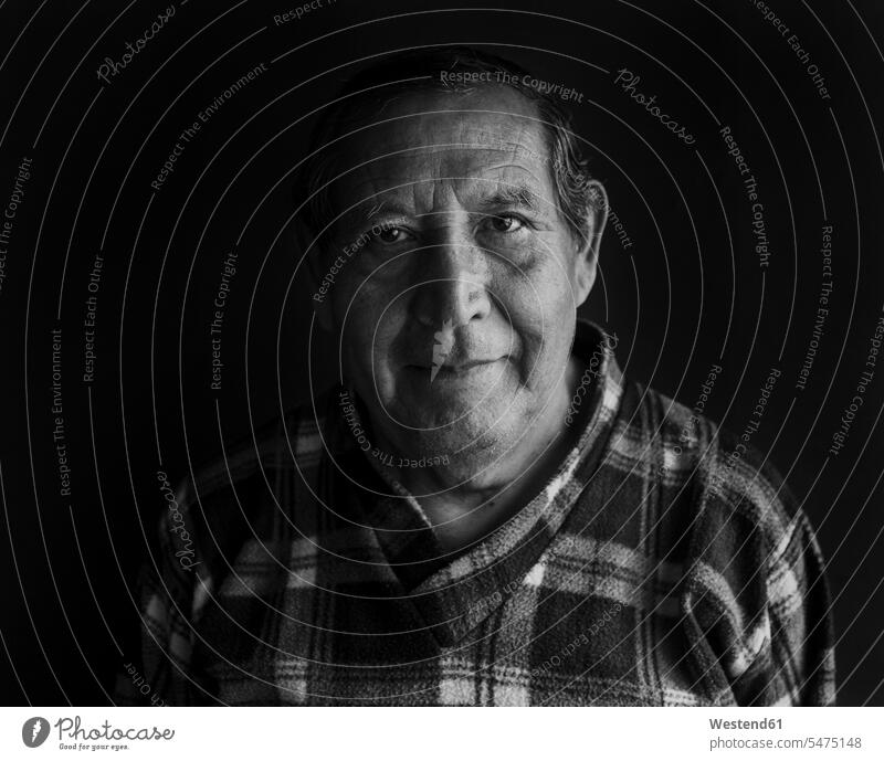 Lächelnder älterer Mann vor schwarzem Hintergrund Hintergründe Backgrounds schwarzer Hintergrund einfarbiger Hintergrund Freisteller Freizeitkleidung