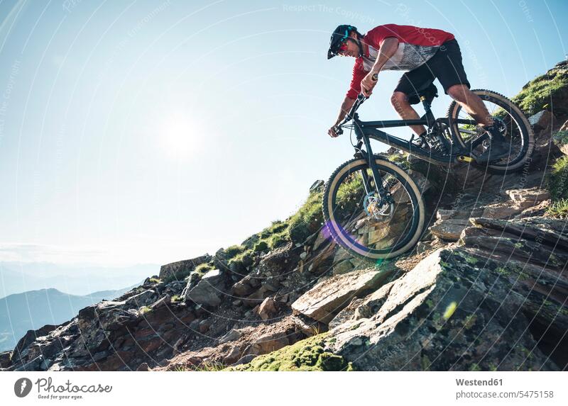 Mountainbike-Mountainbiken gegen die Sonne in Graubünden, Schweiz Raeder Räder Bike Bikes Fahrräder Rad fahrend fahrende fahrender fahrendes Muße mountainbiken
