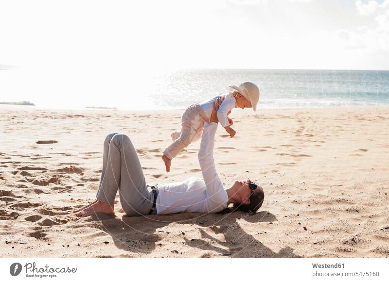 Glückliche Mutter mit kleiner Tochter am Strand Baby Babies Babys Säuglinge Kind Kinder glücklich glücklich sein glücklichsein Beach Straende Strände Beaches