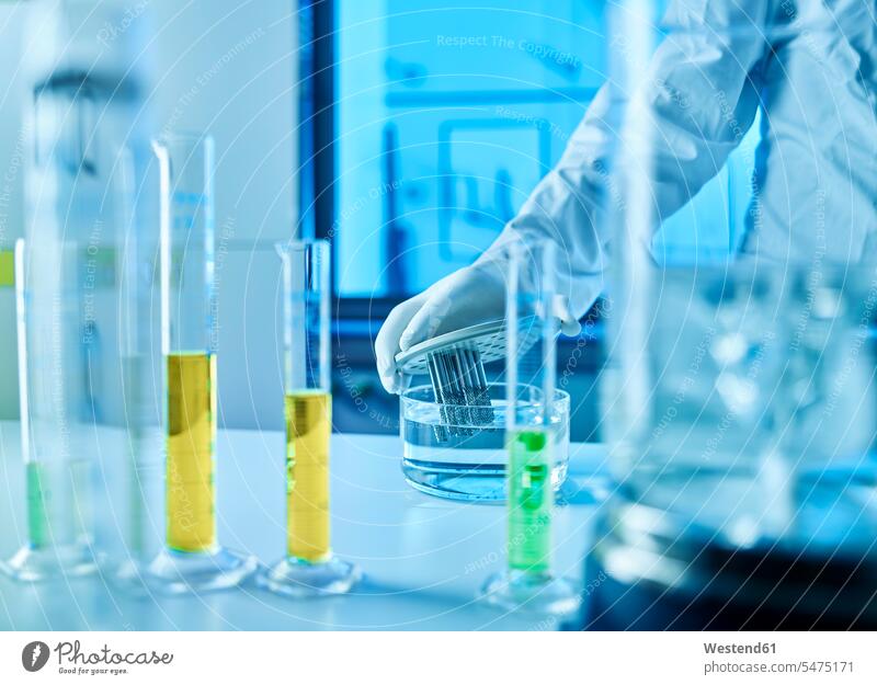 Chemiker, der im Chemielabor arbeitet Versuch arbeiten Arbeit Beruf Berufstätigkeit Berufe Beschäftigung Jobs chemisches Labor Schutzkleidung Chemikanten