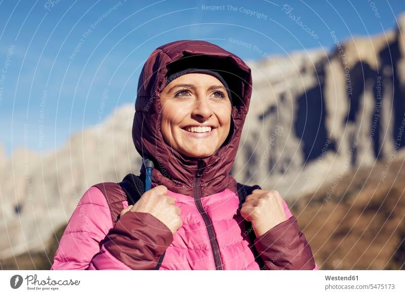Porträt einer selbstbewussten jungen Frau, die in den Bergen wandert weiblich Frauen Zuversicht Zuversichtlich Selbstvertrauen Vertrauen glücklich Glück