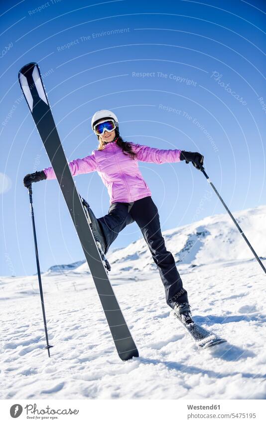 Glückliche Frau in schneebedeckter Landschaft in der Sierra Nevada, Andalusien, Spanien Provinz Granada Skiurlaub Skigebiet Skigebiete wolkenlos ohne Wolken