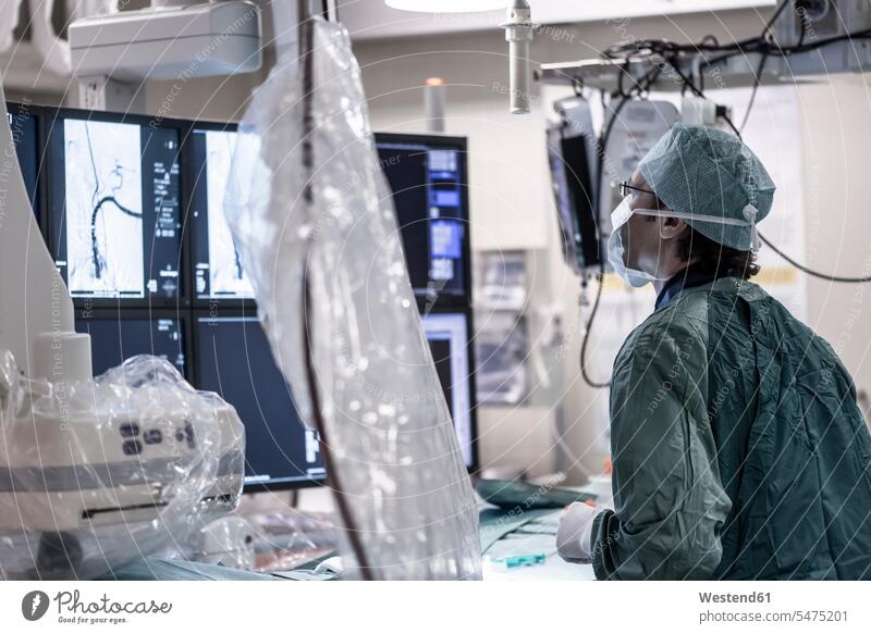 Neuroradiologe in Kitteln während der Operation Arzt Doktoren Ärzte Operationskittel OP Operationen operieren Chirurgie Krankenhaus Kliniken Krankenhäuser