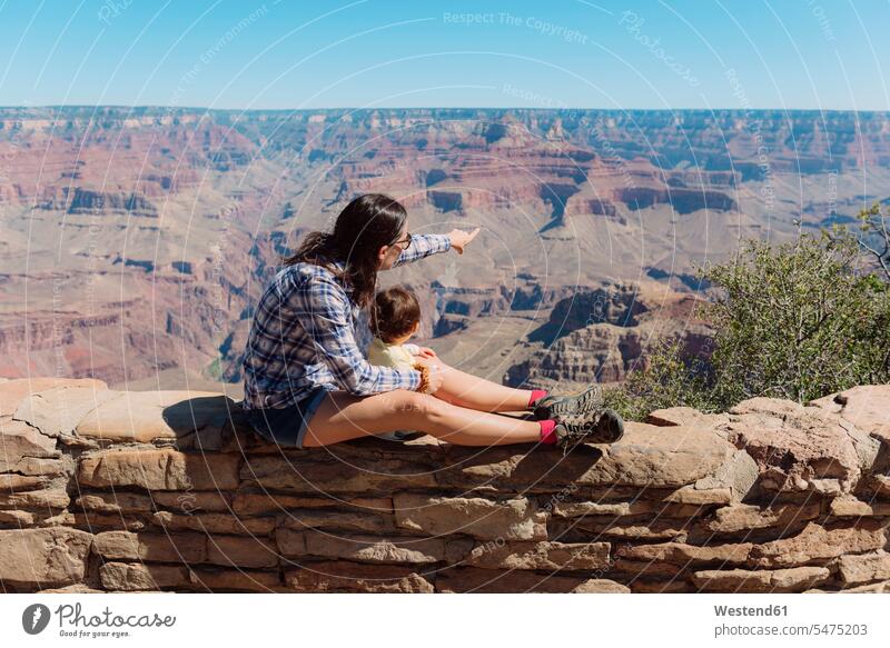USA, Arizona, Grand Canyon National Park, Grand Canyon, Mutter und kleine Tochter schauen auf die Aussicht Mami Mutti Mütter Mama Ausblick Ansicht Überblick