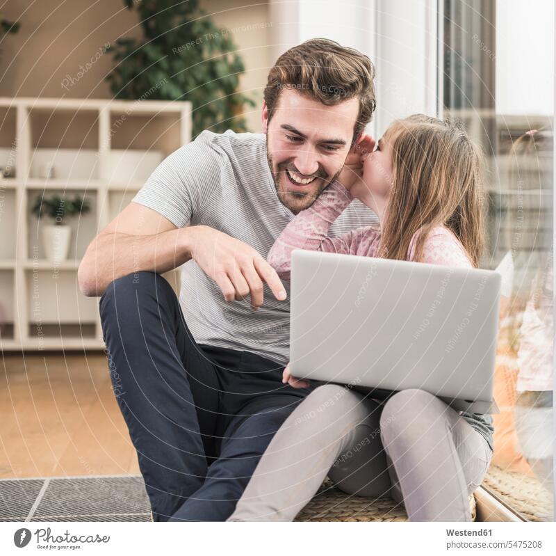 Junger Mann und kleines Mädchen surfen zusammen im Netz Deutschland Laptop benutzen Laptop benützen ein Elternteil WLan Wireless Lan W-Lan Wifi heimlich