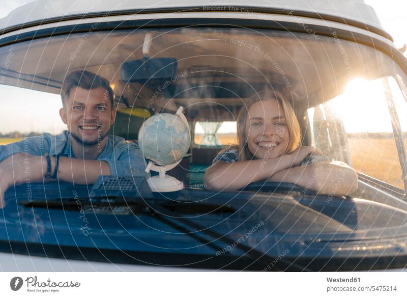 Porträt eines glücklichen jungen Paares bei einem Ausflug im Wohnmobil Pärchen Partnerschaft Ausflüge Kurzurlaub Ausfluege Glück glücklich sein glücklichsein