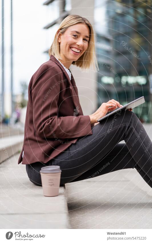 Porträt einer glücklichen jungen Geschäftsfrau mit Tablette in der Stadt Leute Menschen People Person Personen Europäisch Kaukasier kaukasisch 1 Ein ein Mensch