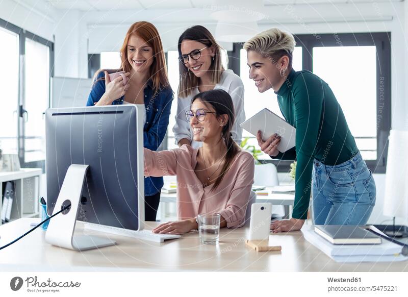 Fünf Geschäftsfrauen benutzen einen PC in einem Büro Job Berufe Berufstätigkeit Beschäftigung Jobs geschäftlich Geschäftsleben Geschäftswelt Geschäftsperson