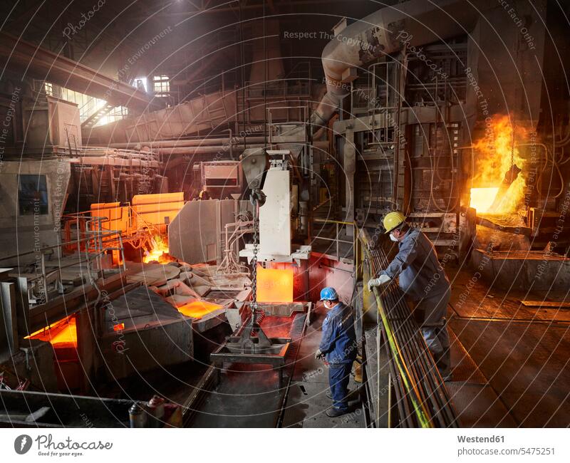 Industrie, Arbeiter hebt Kupferplatten mit Hallenkran zur Kühlung in Wasserbecken Österreich Schmelzhütte Schmelze Huettenwerk Hüttenwerk Schmelzerei Hochofen