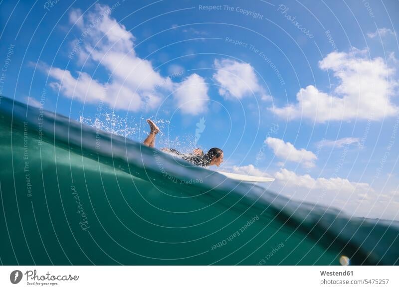 Frau beim Surfen im Meer, Bali, Indonesien Surfing Wellenreiten surfboard surfboards Surfbretter liegend liegt Muße frei Courage mutig Tapferkeit Spass spassig