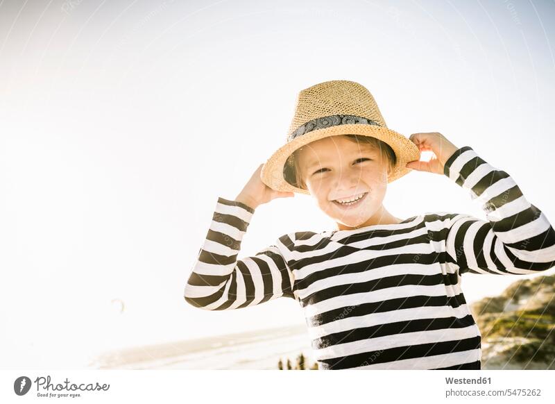 Porträt eines glücklichen Jungen mit Hut am Strand Hüte Jahreszeiten sommerlich Sommerzeit freuen Frohsinn Fröhlichkeit Heiterkeit geniessen Genuss Glück