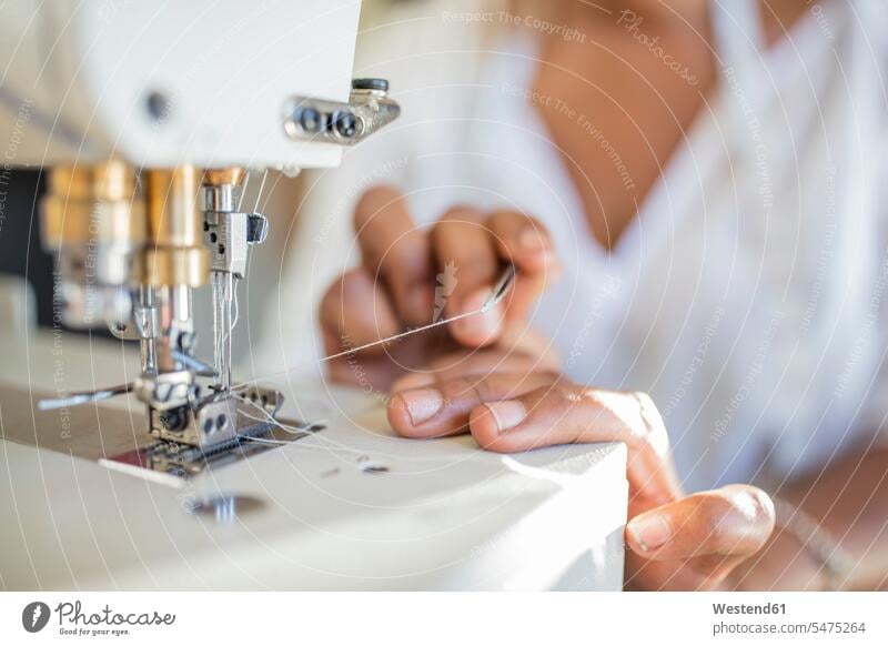 Nahaufnahme einer Frau mit Nähmaschine weiblich Frauen Schneiderin Schneiderinnen Nähmaschinen Naehmaschinen nähen naehen arbeiten Arbeit Erwachsener erwachsen