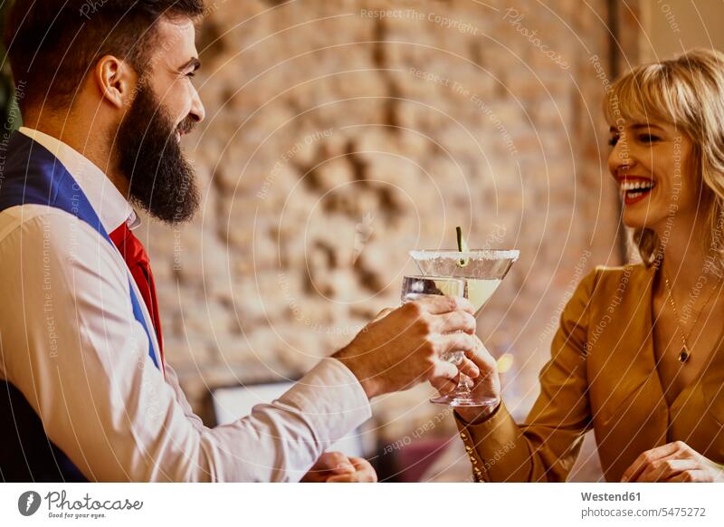 Glückliches elegantes Paar trinkt in einer Bar auf Gläser Glas Trinkgläser Trinkglas Elegant Eleganz stilvoll Pärchen Paare Partnerschaft Bars glücklich