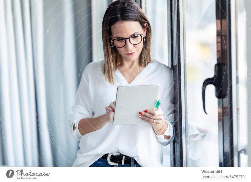 Unternehmerin benutzt digitales Tablett in einem Büro Job Berufe Berufstätigkeit Beschäftigung Jobs geschäftlich Geschäftsleben Geschäftswelt Geschäftsperson