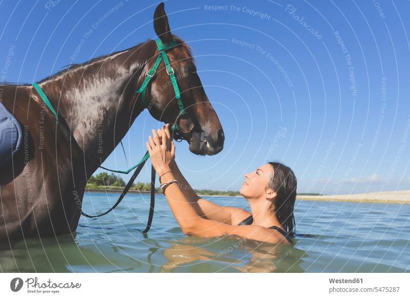 Indonesien, Bali, Frau mit Pferd baden tierlieb Tierliebe Wasser Equus caballus Pferde Reiterin Reiterinnen weiblich Frauen Tierfreund tierfreundlich