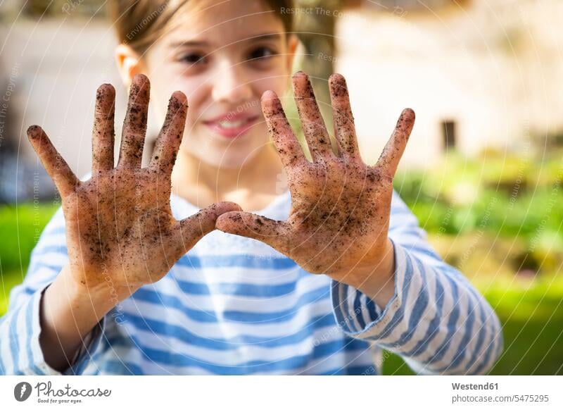 Porträt eines lächelnden Mädchens mit schmutzigen Händen freuen Glück glücklich sein glücklichsein zufrieden Gartenarbeit Gartenbau Muße außen draußen im Freien