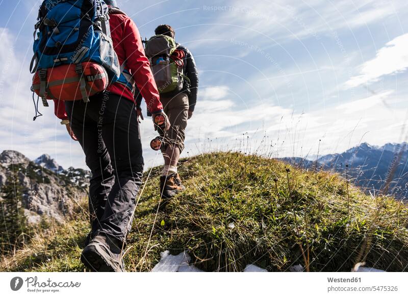 Österreich, Tirol, junges Paar beim Wandern in den Bergen Gebirge Berglandschaft Gebirgslandschaft Gebirgskette Gebirgszug wandern Wanderung Pärchen Paare