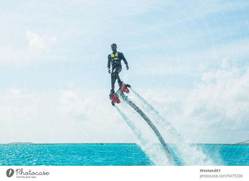 Malediven, Mann an Flyboard über dem Meer Meere Männer männlich Gewässer Wasser Erwachsener erwachsen Mensch Menschen Leute People Personen Vitalität Elan