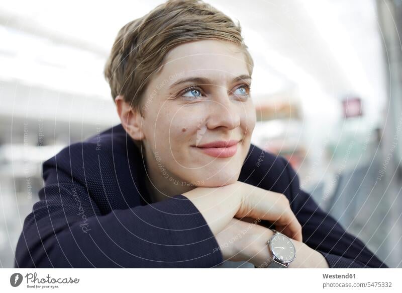 Porträt einer blonden Geschäftsfrau lächeln blonde Haare blondes Haar Portrait Porträts Portraits Frau weiblich Frauen kurzhaarig kurzes Haar Kurzhaarfrisur