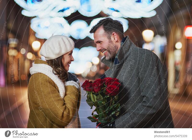 Mann schenkt seiner Freundin einen Strauß roter Rosen zum Valentinstag rotes schenken Rosa Blumenstrauß Bouquet Blumenstrauss Blumensträusse Blumensträuße Farbe
