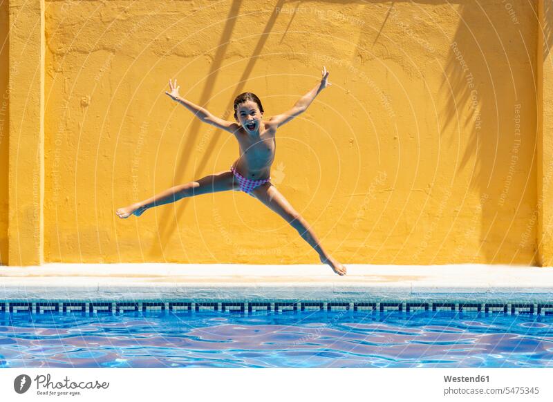 Junges Mädchen springt in den Pool Spaß Spass Späße spassig Spässe spaßig baden Vergnügen genießen freuen Amüsement Freude vergnügt amusieren Europäerin