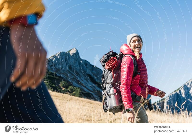 Österreich, Tirol, glückliche Frau mit Mann beim Wandern in den Bergen wandern Wanderung weiblich Frauen Gebirge Berglandschaft Gebirgslandschaft Gebirgskette