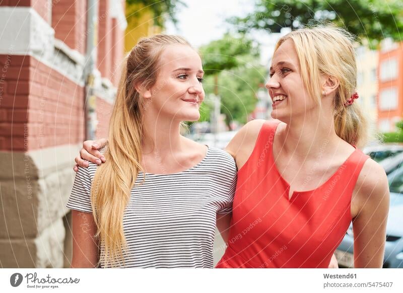 Zwei glückliche junge Frauen in der Stadt zusammen Glück glücklich sein glücklichsein Freundinnen Gemeinsam Zusammen Miteinander weiblich staedtisch städtisch