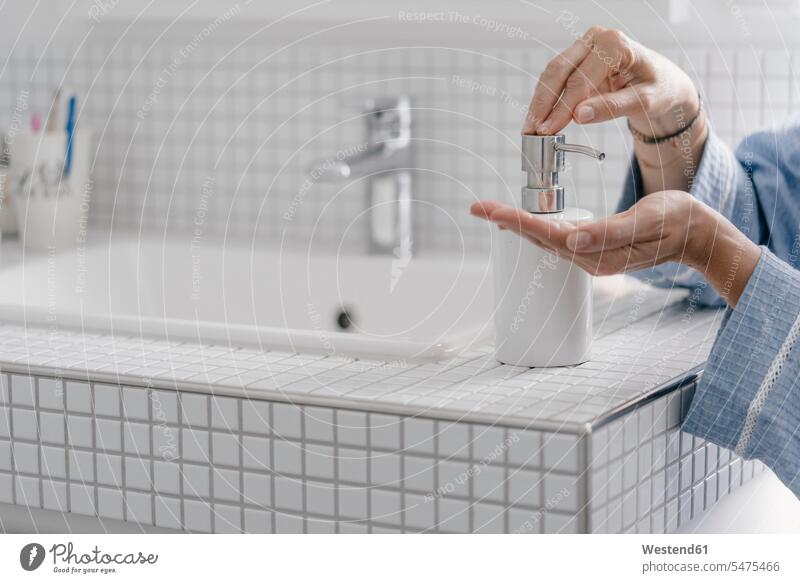 Nahaufnahme einer Frau, die im Badezimmer Seife auf ihre Hände schmiert weiblich Frauen Zimmer Raum Räume Erwachsener erwachsen Mensch Menschen Leute People