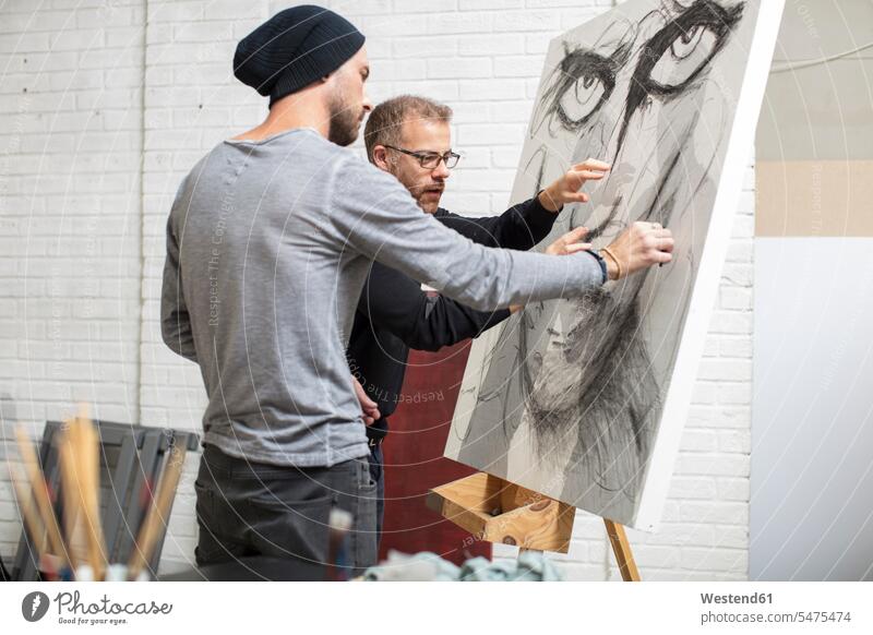 Künstler bespricht Zeichnung mit Mann im Atelier besprechen diskutieren Besprechung Studio Studios Ateliers Zeichnungen Männer männlich Bild Bildnis Bilder