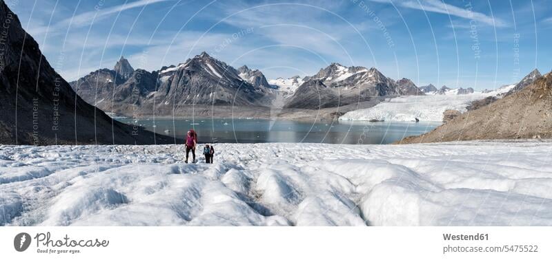 Grönland, Sermersooq, Kulusuk, Schweizer Alpen, Gruppe von Menschen, die im Schnee laufen gehen gehend geht Menschengruppe Leute People Personen Expedition
