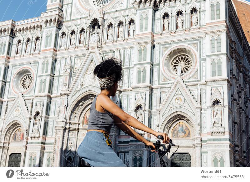 Junge Frau auf dem Fahrrad vor der Kathedrale, Florenz, Italien Leute Menschen People Person Personen Afrikanisch Afrikanische Abstammung dunkelhäutig Farbige