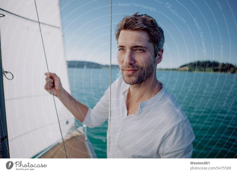 Porträt eines Mannes auf einem Segelboot Segelboote Segelschiff Segeln segelnd segelt Portrait Porträts Portraits Männer männlich Boot Boote Wasserfahrzeuge