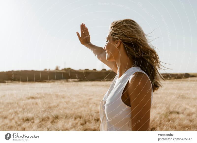 Weibliche Reisende hält Hand gegen die Sonne freuen Glück glücklich sein glücklichsein zufrieden weiss weiße weißer weißes frei Muße Individuell geschützt