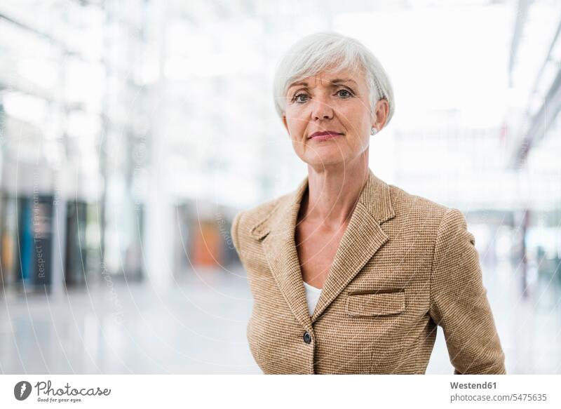 Porträt einer selbstbewussten Senior-Geschäftsfrau Geschäftsfrauen Businesswomen Businessfrauen Businesswoman Zuversicht Zuversichtlich Selbstvertrauen