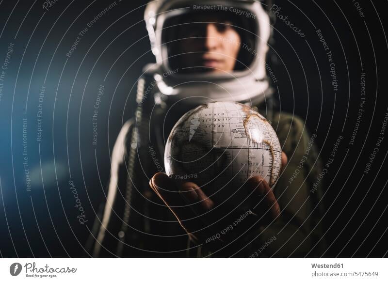 Als Astronaut verkleideter Mann im Raketenaufzug Leute Menschen People Person Personen Held Raumfahrer Weltraumfahrer Astronauten Erdkugel Globen Weltkugel