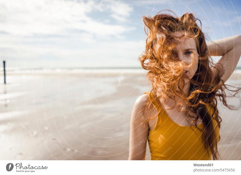 Porträt einer rothaarigen Frau am Strand Sommer Sommerzeit sommerlich Textfreiraum Unabhängigkeit selbständig Selbständigkeit Wohlbefinden wehende Haare