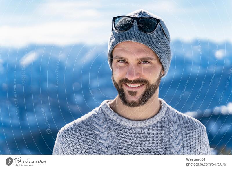 Deutschland, Bayern, Brauneck, Porträt eines lächelnden Mannes im Winter in den Bergen winterlich Winterzeit Männer männlich Portrait Porträts Portraits