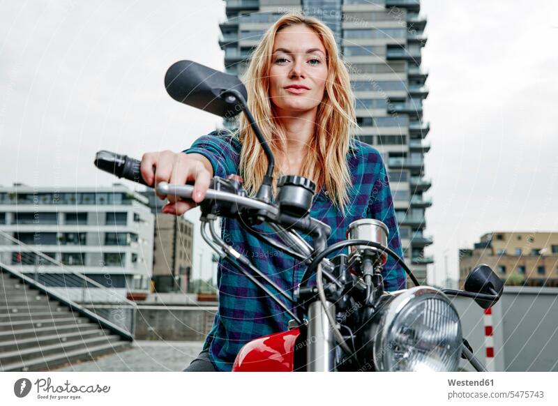Porträt einer selbstbewussten jungen Frau auf einem Motorrad Portrait Porträts Portraits Motorräder Zuversicht Zuversichtlich Selbstvertrauen Vertrauen weiblich