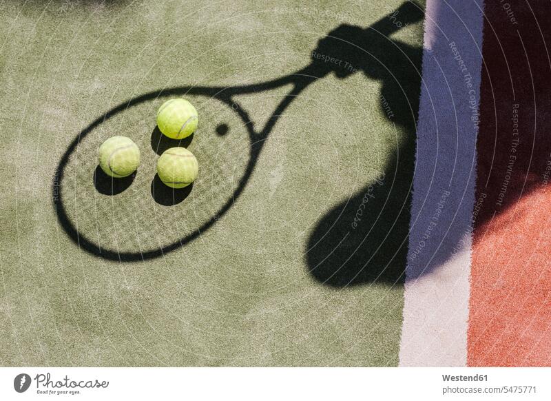 Schatten eines Tennisspielers mit Bällen und Schläger auf dem Platz Linie Linien Sommer Sommerzeit sommerlich fit Tag am Tag Tageslichtaufnahme tagsueber