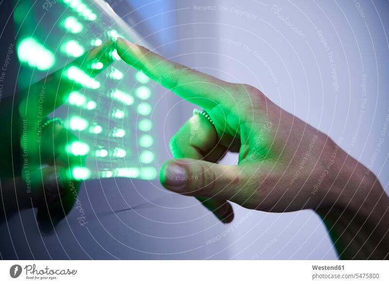 Detail des grünen LED-Touchscreens mit Fingerberührung Leute Menschen People Person Personen Europäisch Kaukasier kaukasisch 1 Ein ein Mensch eine