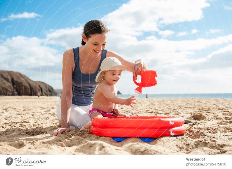 Mutter spielt mit kleiner Tochter am Strand Baby Babies Babys Säuglinge Kind Kinder Beach Straende Strände Beaches Mami Mutti Mütter Mama Töchter spielen Mensch