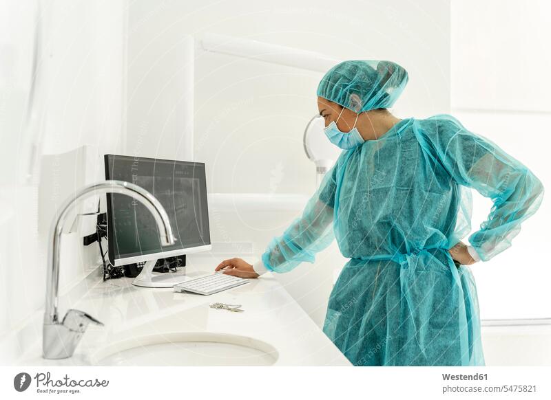 Krankenschwester, die in einer Zahnarztklinik am Computer arbeitet Farbaufnahme Farbe Farbfoto Farbphoto Innenaufnahme Innenaufnahmen innen drinnen Spanien