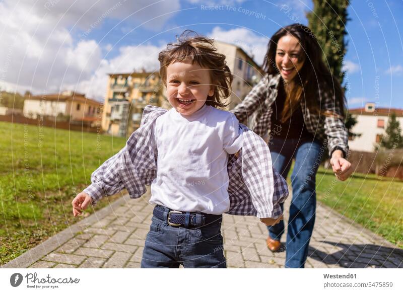 Mutter läuft hinter glücklichen Kleinkind Sohn auf einem Weg Wege Pfad rennen Söhne Mami Mutti Mütter Mama Glück glücklich sein glücklichsein Kind Kinder