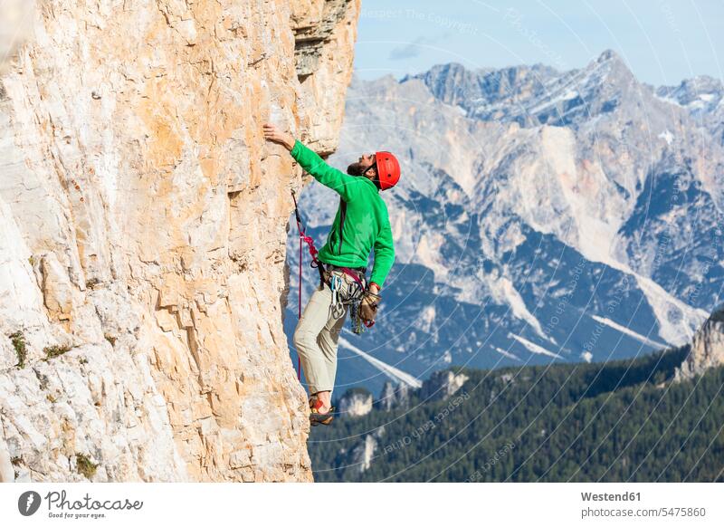 Italien, Cortina d'Ampezzo, Mann verwendet Kreidepulver beim Klettern in den Dolomiten Kletterer Magnesia Kalk Magnesium Berg Berge Fels Felsen Felswand Männer
