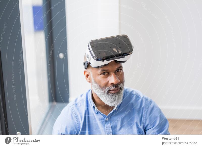 Porträt eines Geschäftsmannes mit Virtual-Reality-Brille Virtual Reality Brille Virtual Reality-Brille VR Brille Portrait Porträts Portraits Büro Office Büros